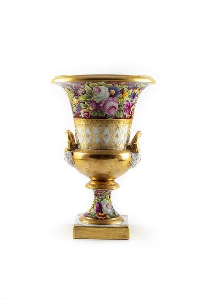 PORCELAINE DE PARIS Grand vase en porcelaine de Paris orné d'un bandeau de fleurs...