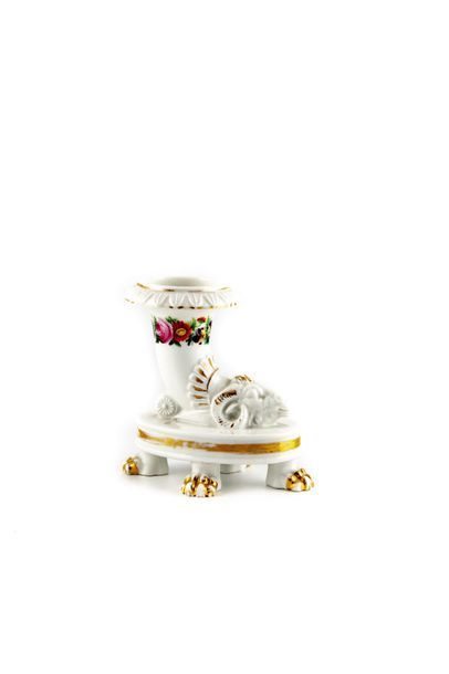 PORCELAINE DE PARIS Vase en porcelaine de Paris en forme de corne terminée par une...