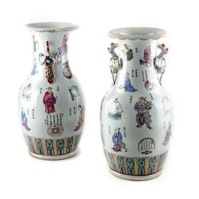 CHINE XIXe CHINE XIXe Paire de vases en porcelaine à décor de chinois, les prises...