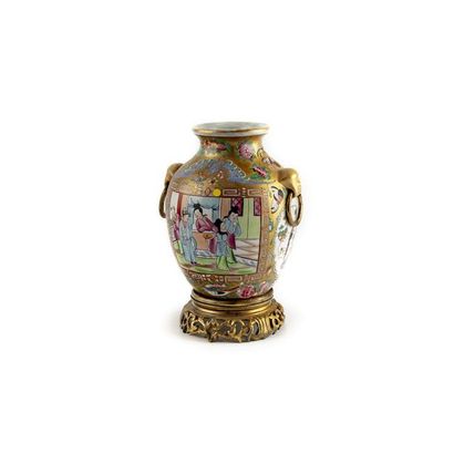 CHINE XIXe CHINE XIXe Vase en porcelaine de Canton posé sur un socle en métal doré...