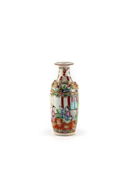 CHINE XIXe CHINE XIXe Petit vase en porcelaine de canton Epoque XIXe H. : 15 cm 