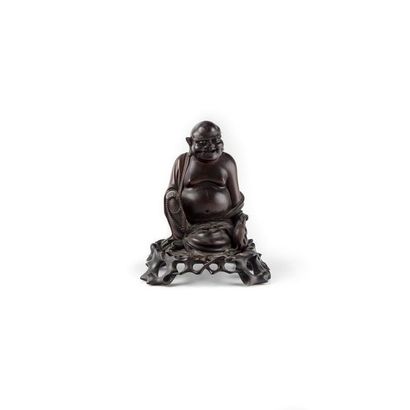 CHINE XIXe CHINE XIXe Sage en bois sculpté repose sur un socle en bois Epoque XIXe...