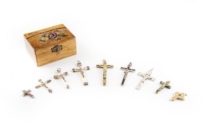 LOT DE CRUCIFIX EN NACRE Lot de crucifix en nacre et métal dans un petit coffret...