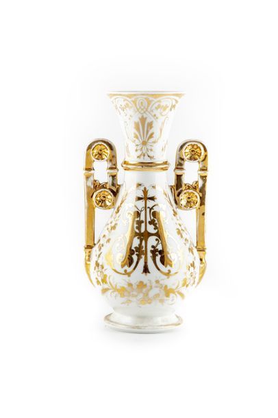 VASE D'EGLISE Vase d' église en porcelaine de Paris émaillé et doré. Indiqué au fond...