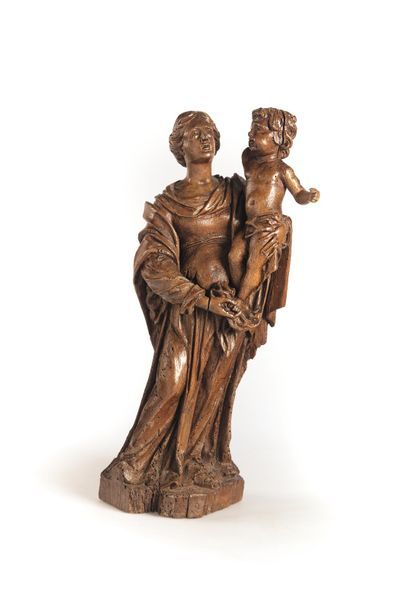 VIERGE A L'ENFANT Vierge à l'Enfant en bois sculpté. Epoque XVIIe H. : 56 cm