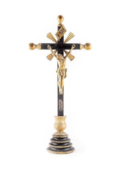 CHIRST EN BOIS Christ en bois doré sur une croix et son socle. Epoque XIXe H. : 54...