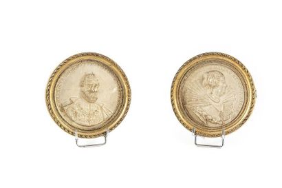 PORTRAITS d' Henri IV et de Marie de Médicis Paire de médaillons en plâtre représentant...