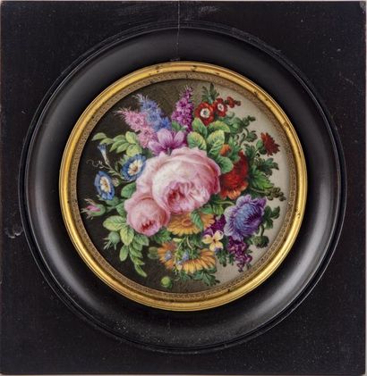MINIATURE Miniature ornée d'une plaque en porcelaine à décor de fleurs Epoque XIXe...