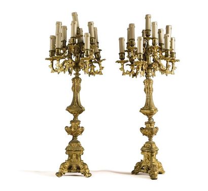 PAIRE DE CANDÉLABRES Paire de candélabres à 14 lumières en bronze doré Epoque XIXe...