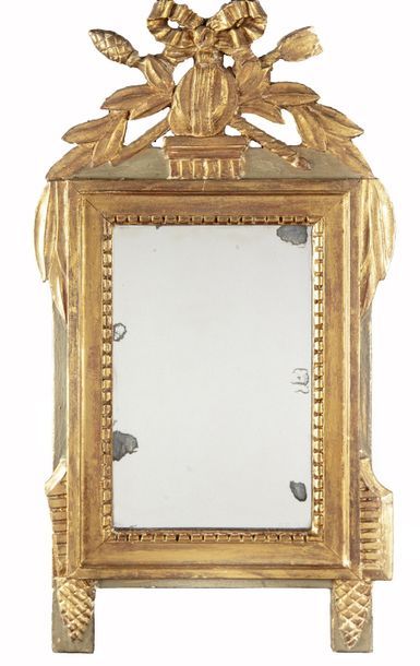 Miroir en bois doré Petit miroir en bois doré et laqué Epoque Louis XVI H. : 50 cm...