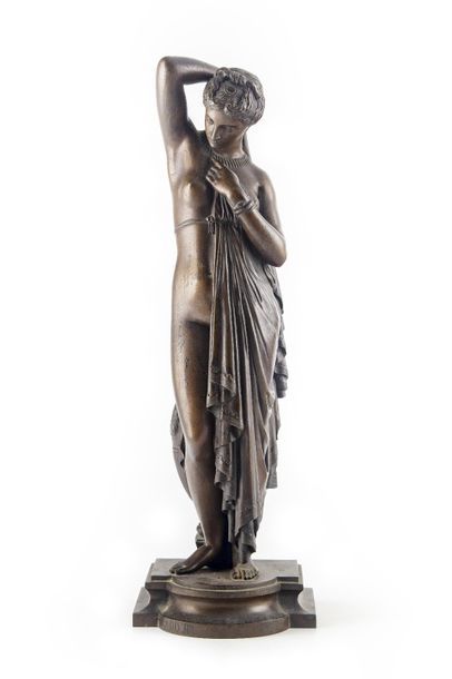FIGURE EN BRONZE Figure en bronze à patine brune représentant Phryné, dans le goût...