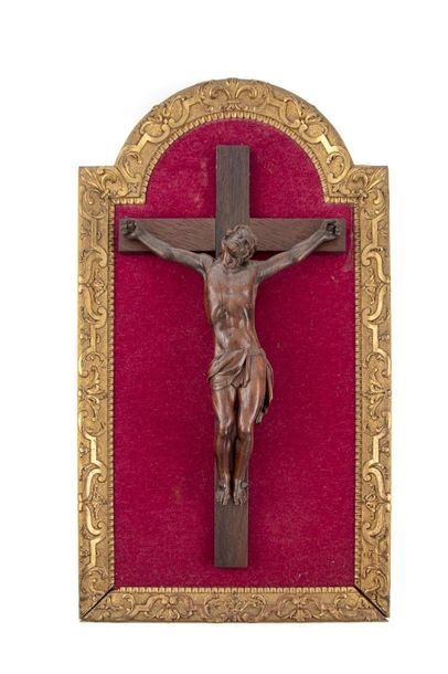 CHRIST EN BOIS SCULPTE Tableau crucifix avec Christ en bois sculpté. Sur une croix...