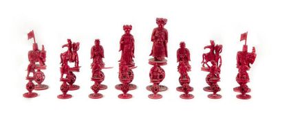CHINE CANTON XIXe CHINE CANTON XIXe Jeu d'échecs comprenant 32 pièces en ivoire blanc...