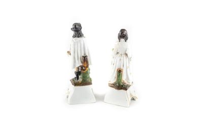 PORCELAINE DE PARIS PARIS Paire de statuettes porte-plumes en porcelaine polychrome...