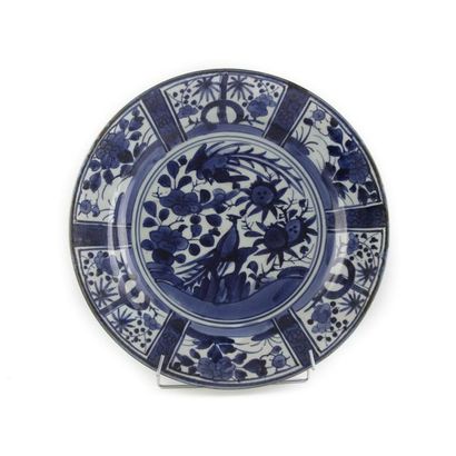 DELFT DELFT Grand plat en porcelaine émaillée bleu et blanc, l'aile à décor de fleurs...