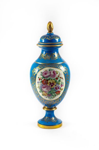 VASE COUVERT DE PHARMACIE Important vase couvert de pharmacie à fond bleu décor en...