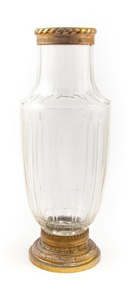 Vase en verre taillé Vase ancien en verre taillé monture bronze H. : 41 cm 