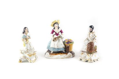 PORCELAINE DE PARIS PARIS Trois statuettes sujet en porcelaine polychrome et doré...