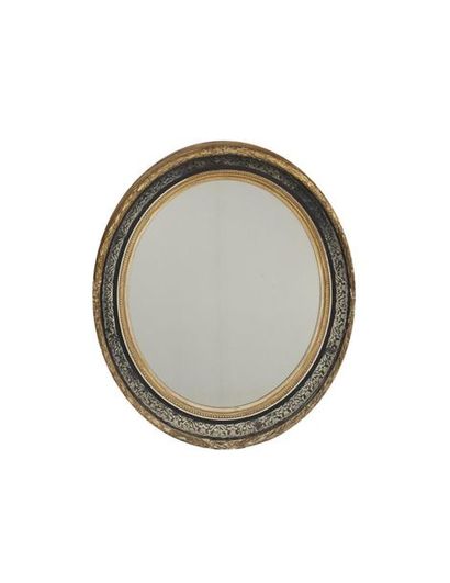 GRAND MIROIR DE FORME OVALE Grand miroir de forme ovale en bois noirci et bois doré...