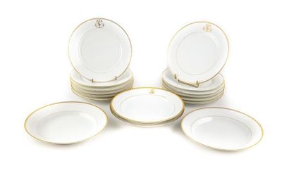 Manufacture de Limoges Série de 12 assiettes plates en porcelaine de Limoges à filet...