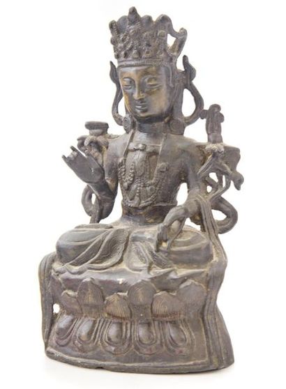 CHINE XVIIe CHINE - XVIIe Bouddha en bronze, assis en vajrasana sur une double base...