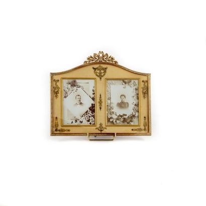 CADRE A PHOTOS Cadre à photos à encadrement de laiton ciselé de motifs Louis XIII...