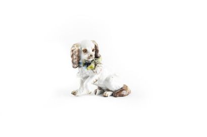 CHIEN KING CHARLES Chien King Charles en porcelaine émaillée blanc, tient dans sa...