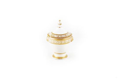 PORCELAINE DE PARIS PARIS Sucrier couvert de forme ovoïde en porcelaine à décor doré,...
