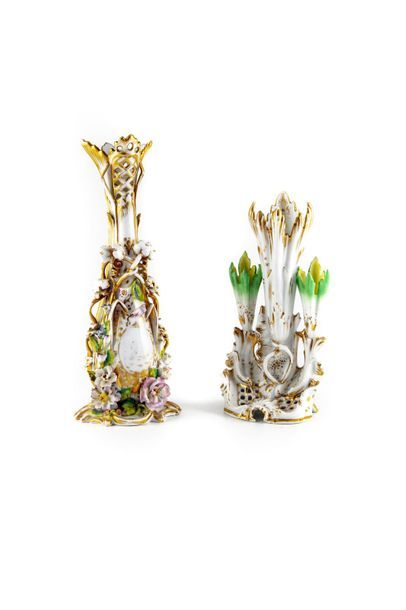 VASE D'EGLISE 2 vases d' église en porcelaine de Paris. Epoque XIXe H. : 30 cm
