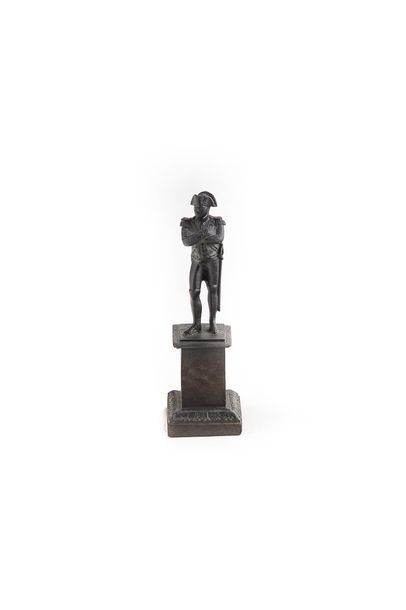 Bronze Petit bronze sur un socle Napoléon Bonaparte en pied H. : 11 cm