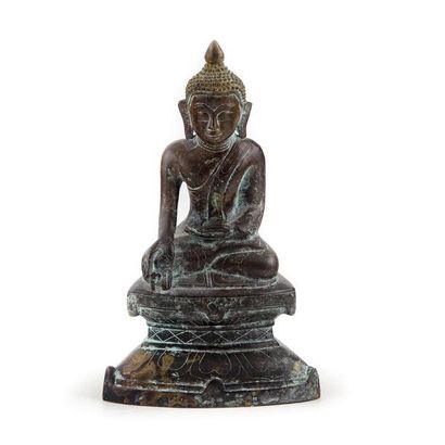 BOUDDHA XX Bouddha en bronze assis sur un socle. Epoque XXe H. : 24 cm