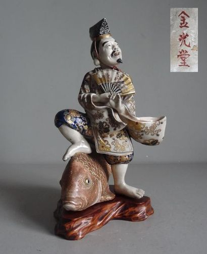 JAPON - SATSUMA JAPON - SATSUMA Statuette en porcelaine polychrome et doré représentant...