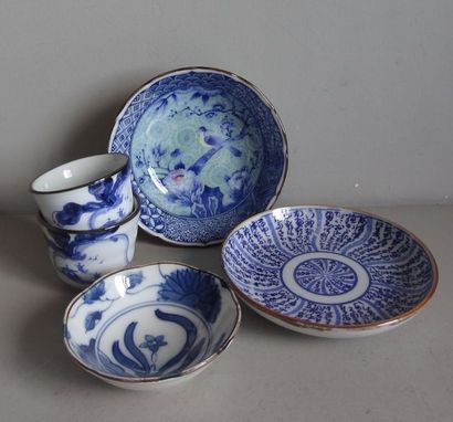 CHINE ET JAPON CHINE et JAPON Ensemble de pièces en céramique à décor bleu blanc...