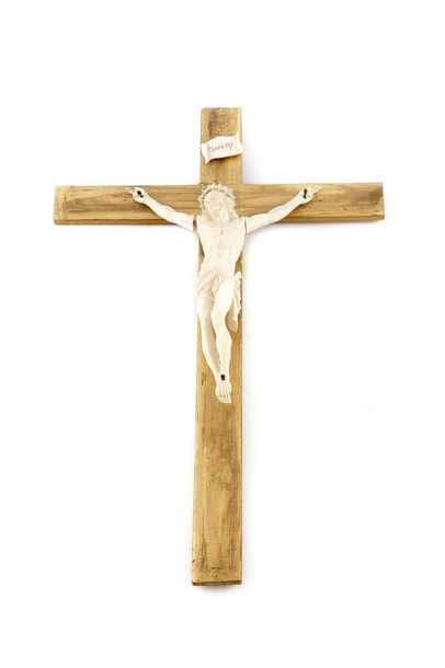 CHRIST XVIIIe Christ à la couronne d'épines en ivoire sur une croix en bois doré...