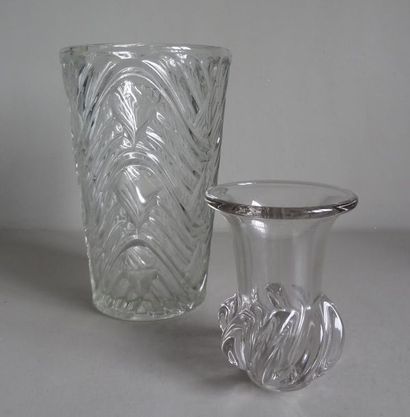 VASES EN VERRE MOULE Deux vases en verre moulé Circa 1950 H. : 24 et 13 cm