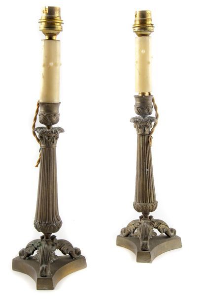 PAIRE DE BOUGEOIRS Paire de bougeoirs en bronze et métal montés en lampes H. : 26...