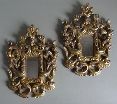 PAIRE DE MIROIRS Paire de petits miroirs en bois doré richement ciselé de feuilles...