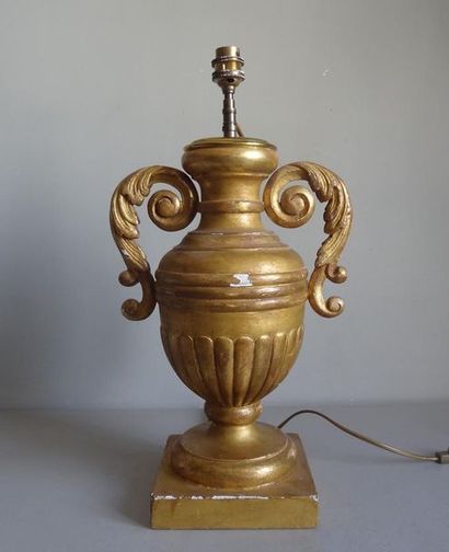 PIED DE LAMPE Pied de lampe de forme balustre avec anses latérales en bois doré....