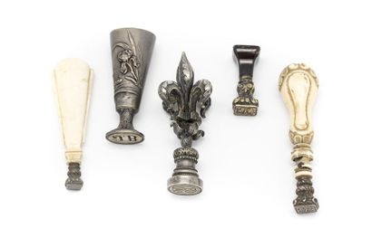 Cachets en ivoire, pierre dure et métal Ensemble de 5 cachets en ivoire, pierre dure...