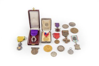 MÉDAILLES Lot de médailles comprenant les palmes croix de de guerre, médaille en...