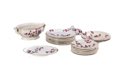 PORCELAINE DE PARIS Dinette en porcelaine à décor de fleurettes roses comprenant...