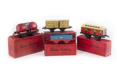 HORNBY HORNBY - Lot de 4 matériels roulants dont : Wagon de marchandises n°1 ; Wagon...
