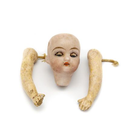 Tête de poupée Petite tête de poupée en porcelaine.