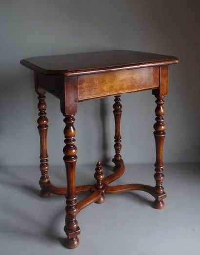 TABLE EN BOIS NATUREL Petite table en bois naturel ouvrant par un tiroir en ceinture...