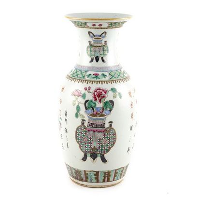 null Potiche en porcelaine de Chine à décor de pivoines et d'un poème.
H. : 50 c...