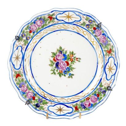 null MANUFACTURE DE SEVRES
Deux assiettes en porcelaine, à décor de fleurs, indiqué...