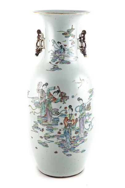 null Grande potiche en porcelaine à décor de danse de geisha
H. : 62 cm