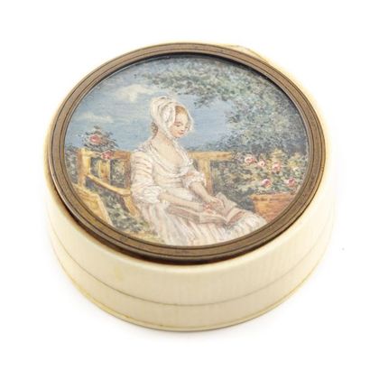 null Boîte en ivoire ornée d'une miniature à décor d'une jeune femme pensive assise...