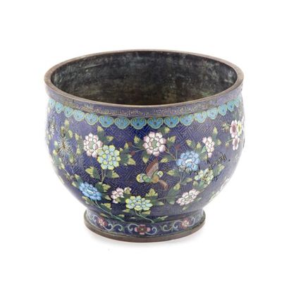 null Cache pot en cloisonné à décor de fleurs et papillons.
Epoque XIXe 
H. : 15...