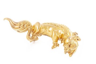 CHINE Dragon en bronze doré H. : 31 cm ;...